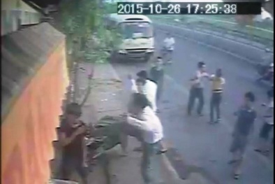 Camera ghi cảnh bà chủ tiệm bánh mì bị đánh hội đồng