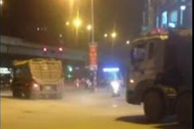 Xe tải chạy rầm rầm trong giờ cao điểm giữa trung tâm Hà Nội
