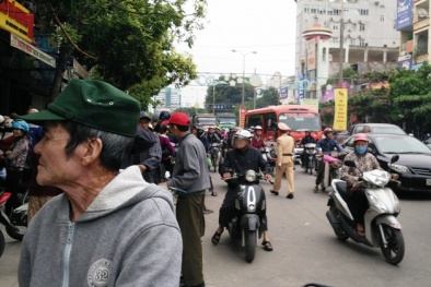 Gia đình 4 người chết trong nhà: Cả thành phố tới nghe ngóng thông tin