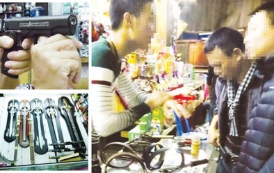 Còng số 8, súng điện... cần gì bán nấy