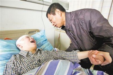 Cảm động người cha kiên trì mát xa cho con gái sống 13Win19 thể thao, đá gà, bắn cá, game bài, nổ hũ suốt 9 năm