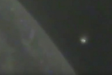 UFO phát sáng xuất hiện hai lần gần trạm không gian quốc tế