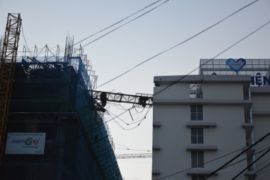 Cần cẩu công trình bất ngờ gãy ngang, đè sập vào bệnh viện ở Sài Gòn