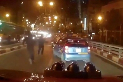 Vụ đâm liên hoàn trên cầu vượt: Tranh cãi về lời khai của người nằm trên ca-pô taxi