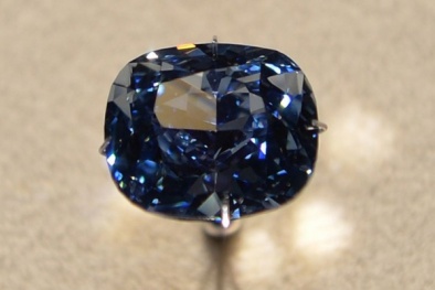 Bé gái 7 tuổi được tặng viên kim cương xanh Blue Moon giá 1.000 tỷ
