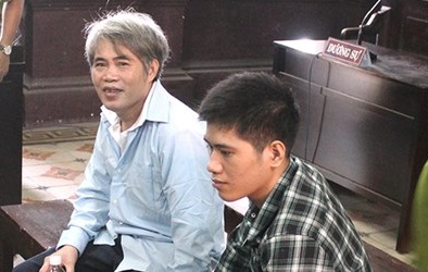 Hai cha con truy sát hàng xóm vì ăn cưới 'quên' phong bì