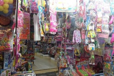 Người dân Sài Gòn tẩy chay đồ chơi Trung Quốc gây ung thư, vô sinh