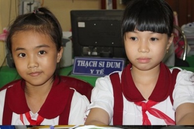 Hai cô học trò lớp 3 chế bẫy côn trùng