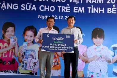 Trao tặng 36.030 ly sữa bổ dưỡng của Vinamilk cho các em học sinh tỉnh Bến Tre