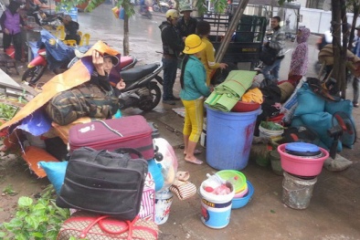 Công nhân ảm đạm xếp đồ về quê sau tai nạn rơi thang máy chết người