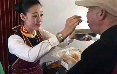 Cảm động nữ tiếp viên 13Win22 com tỷ lệ cược cao quỳ gối chăm sóc người già 