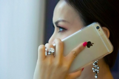 Em gái Cẩm Ly đeo nhẫn kim cương hơn 22 tỷ đi dự sự kiện 