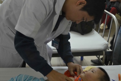 Bé 8 tháng tuổi nhập viện nghi do bảo mẫu đánh