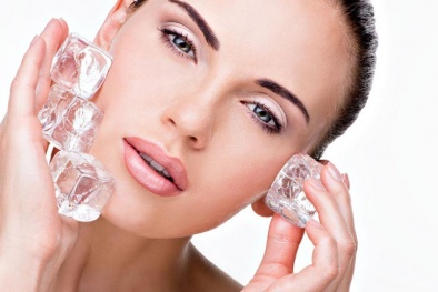 Tuyệt chiêu trẻ hóa da mặt bằng đá viên