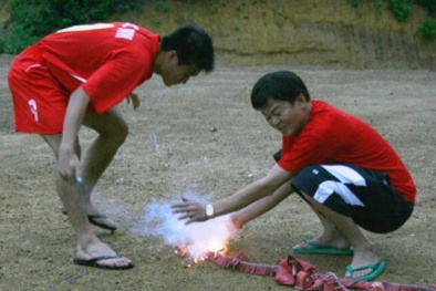 Bị công an bắt vì đốt thử 17 quả pháo cối 