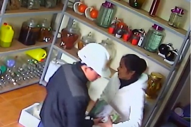 Cô gái 'mê muội' bị vị khách mua rượu tăng cường sinh lý bảo gì nghe nấy!