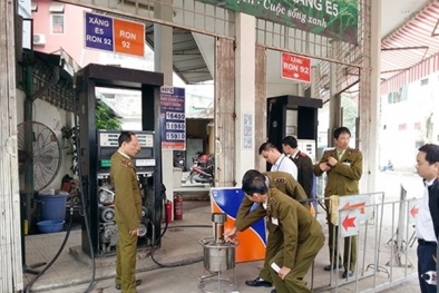 Bắt khẩn cấp 8 đối tượng gắn chíp gian lận xăng dầu ở Hà Nội