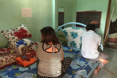 Chủ quán cà phê tranh thủ 'bán hoa' cho khách