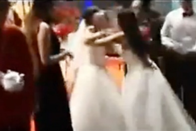 Đám cưới hóa trò hề vì 2 bà bầu lao vào cấu xé, tranh giành chú rể