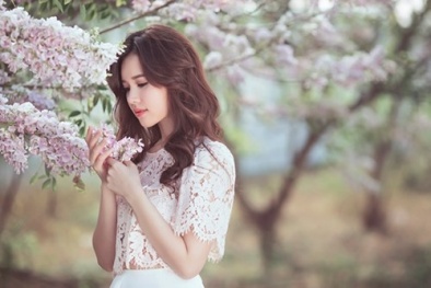 Midu khoe vẻ đẹp trong veo bên hoa anh đào sau biến cố tình cảm 