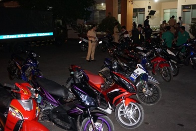 Gần 300 ‘quái xế’ ngông cuồng chặn đầu ô tô tạo đường đua
