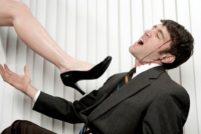 Vợ bạo hành chồng vì tội 'thả bom' liên tiếp trên giường 