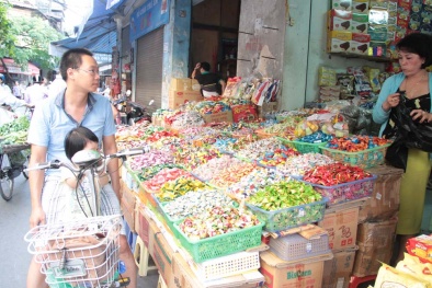 Người tiêu dùng tẩy chay bánh kẹo Tết ‘3 không’