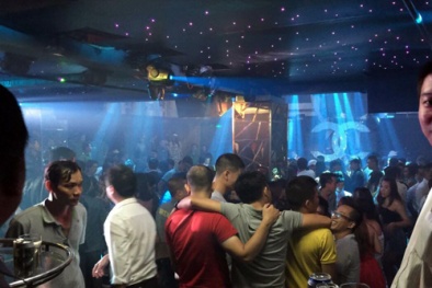 Theo chân cảnh sát 'đột kích' quán bar múa cột ở Sài Gòn