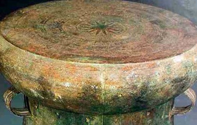 Cuốc đất trồng sắn thấy trống đồng vô cùng quý hiếm