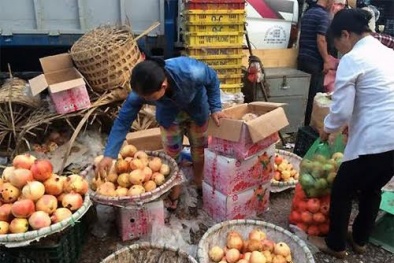 Chủ buôn hoa quả Trung Quốc: Không ăn một miếng mà móng tay vẫn biến dạng