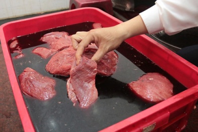 Kinh hoàng chiêu ngâm thịt heo vào dung dịch thối để 'hóa' thành thịt bò