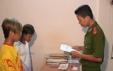 Đốt pháo trong đêm giao thừa, 2 thanh niên bị bắt