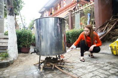 Mỹ Tâm vừa trông nồi bánh tét vừa nhí nhảnh giao lưu trực tuyến với fan