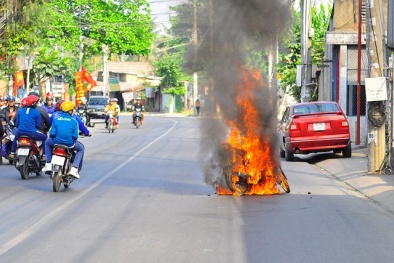 Xôn xao hàng loạt ô tô, xe máy bốc cháy ngay đầu năm mới