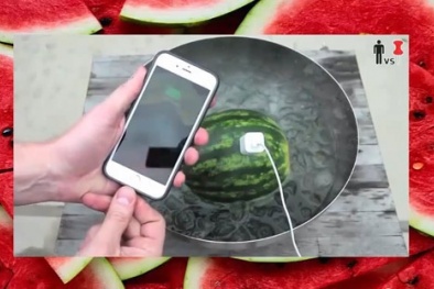 Cách sạc iPhone bằng dưa hấu không thể tin nổi