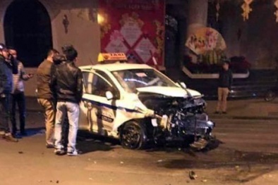 Kia K3 vượt 2 đèn đỏ đâm nát đầu taxi giữa ngã tư Hà Nội