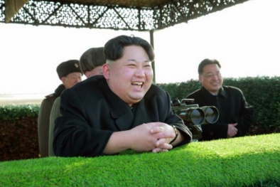 Ông Kim Jong Un cười hả hê khoe tên lửa ‘có tầm bắn xa nhất thế giới’