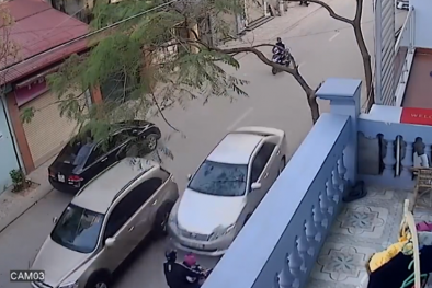 Cận cảnh Camry ‘điên’ tông trực diện, hất 3 người lên không trung