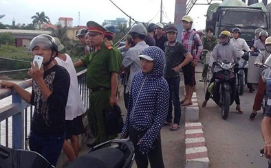 Cô gái trẻ khóc nức nở vẫn không ngăn được người yêu nhảy cầu Chương Dương tự tử