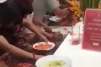 'Dậy sóng' clip du khách Trung Quốc 'càn quét' tiệc buffet tại Thái Lan