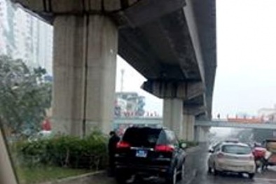Truy tìm lý lịch người đi xe biển xanh giải quyết 'nỗi buồn' giữa đường