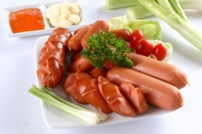 Đừng để mắc ung thư vì ăn xúc xích