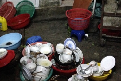 Kinh hãi nhìn cảnh chế biến gà, vịt trên nền nhà nhầy nhụa của quán ăn