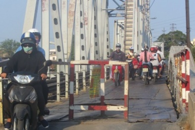 Phát hoảng với những cây cầu quá tuổi ‘vừa đi, vừa run’ tại TP.HCM