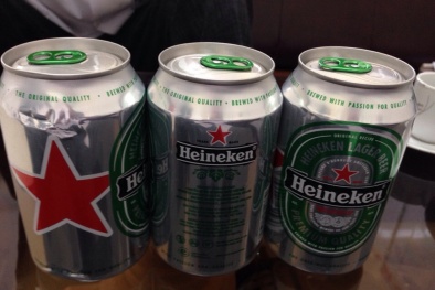 Bia Heineken nghi bị tẩy xóa ngày sử dụng bán cho khách hàng
