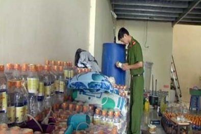 Tin tức thị trường trong ngày 18/4: Thu giữ 18.000 lít giấm ăn 'dỏm' sản xuất từ axit
