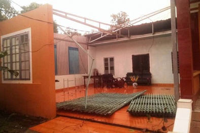 Tin tức thời sự 24h ngày 18/4: Lốc xoáy ‘cuốn bay’ 320 ngôi nhà Huế trong 10 phút