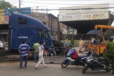 Hoảng loạn 'bỏ xe chạy lấy người' khi thấy container 'điên' mất lái 