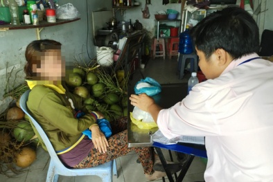 Dừa trắng 'nõn' sau 7 ngày nhờ bột ăn mòn da tay