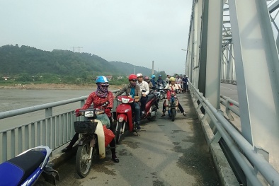 Vụ mẹ ôm con 4 tháng nhảy cầu tự tử: Lục từng khúc sông Lam chỉ thấy thi thể mẹ